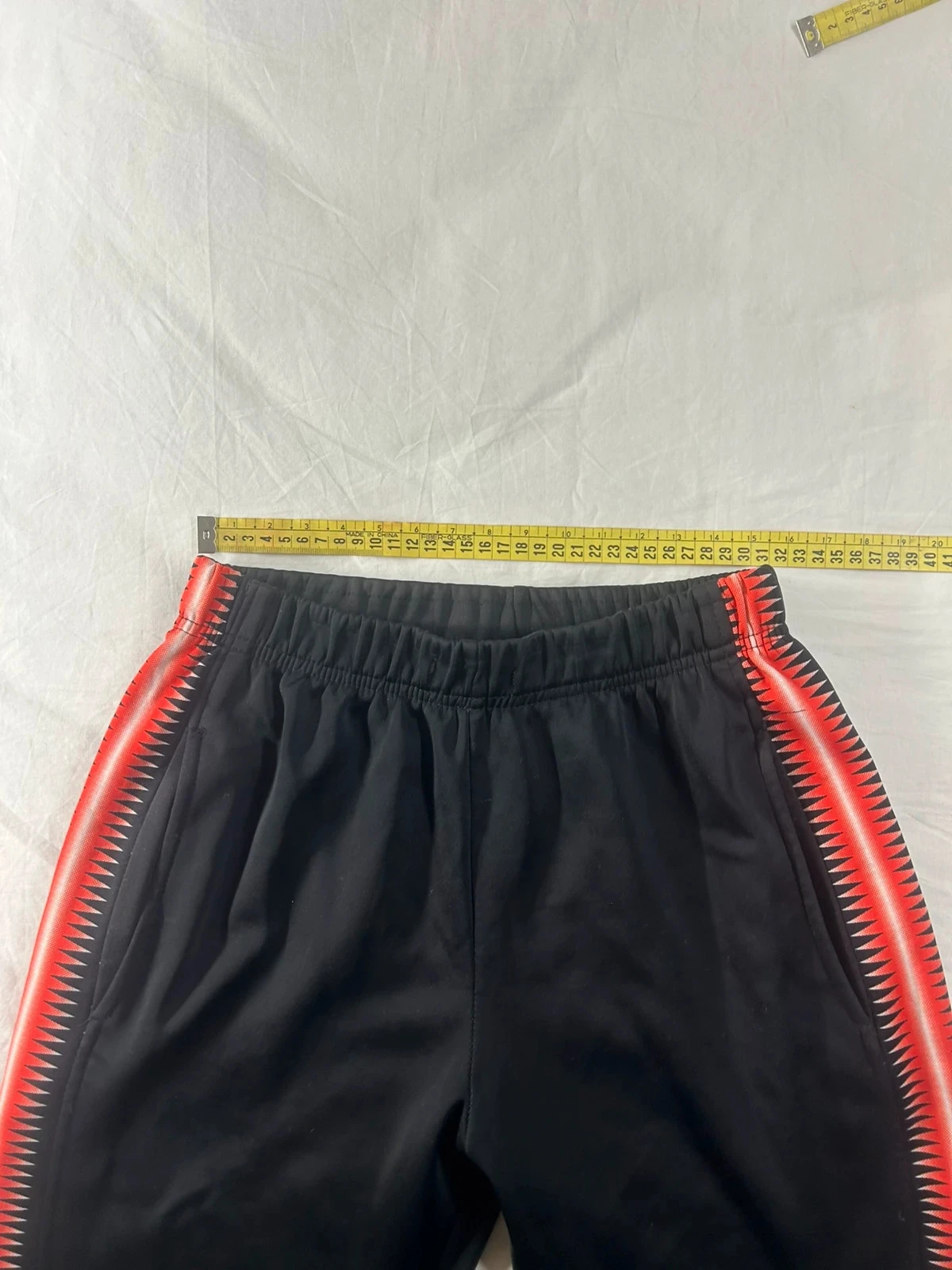 Zwarte joggingbroek met rode strepen maat M – photo 5